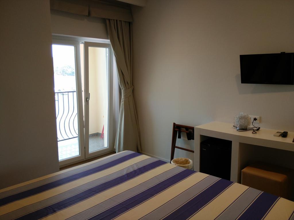 Hotel L'Approdo Порто Адзуро Екстериор снимка